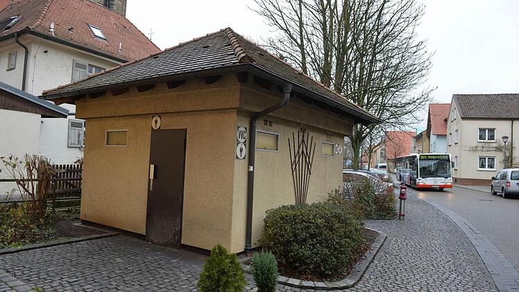 In der Hallstadter Bahnhofstraße kann jeder jederzeit "austreten" gehen. Foto: Ronald Rinklef