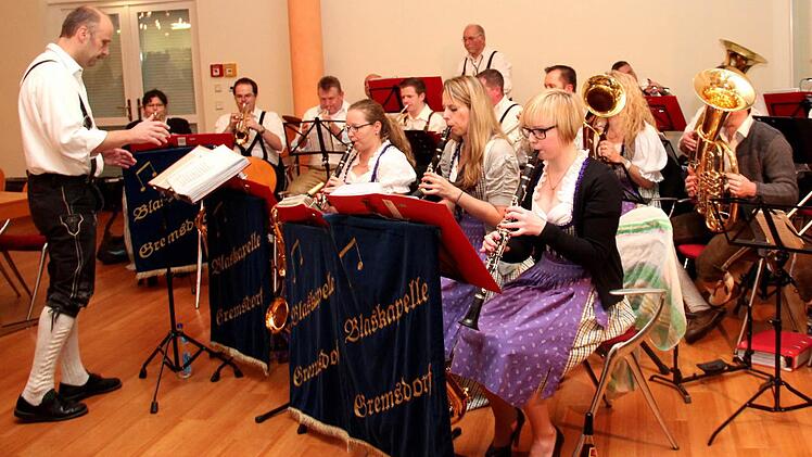 Die Gremsdorfer Blasmusik sorgt für den guten Ton. Foto: Johanna Blum