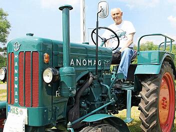Hans Thein auf seinem Hanomag: Der 75-Jährige hat in zweijähriger Arbeit den einst nicht mehr fahrbereiten Traktor hergerichtet.
