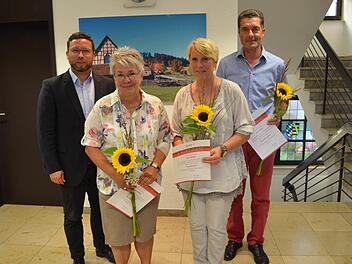 Bürgermeister Martin Finzel (links) ehrte Blutspender öffenlich in der Gemeinderatssitzung (von links): Margit Hahn (125 Blutspenden), Sonja Kunz (50) und Ernst Brückner (125). Foto: Gabi Bertram