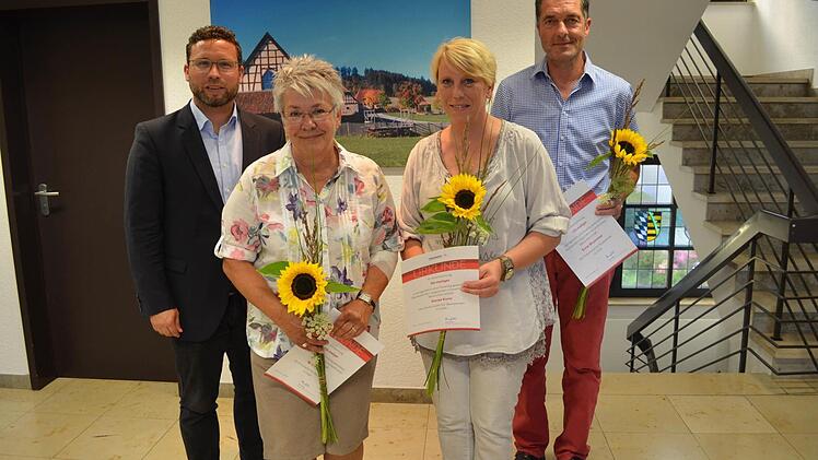 Bürgermeister Martin Finzel (links) ehrte Blutspender öffenlich in der Gemeinderatssitzung (von links): Margit Hahn (125 Blutspenden), Sonja Kunz (50) und Ernst Brückner (125). Foto: Gabi Bertram
