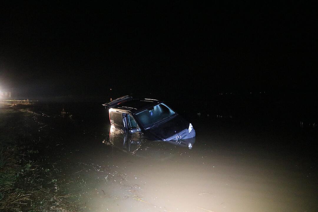 Betrunkener Autofahrer versinkt bei Bamberg in Hochwasser