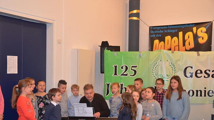 Sie verbreiten Zuversicht  auf eine positive Entwicklung in der Sängergruppe Frankenwald. Der Kinderchor Johannisthal mit Leiter Michael Bauer eröffnete die Sängergruppenversammlung und sorgte für ein Novum in der langen Geschichte der Sängergruppe. Foto: Karl-Heinz Hofmann