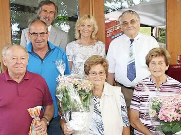 Ehrungen beim VdK Niederfüllbach (von links): untere Reihe: Klaus Walter, Elfriede Karasch, Getrud Hartan; hintere Reihe: Oswald Neeb, Bürgermeister Martin Rauscher, Vorsitzende Marita Pollex-Claus, stellvertretender Kreisvorsitzender Horst Nikol Foto: Michael Stelzner