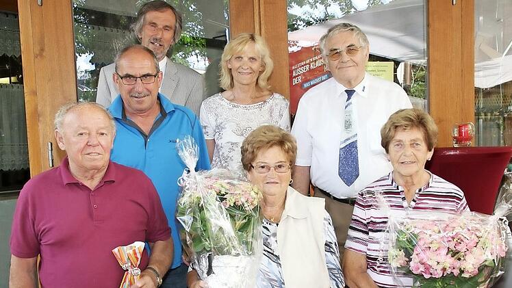 Ehrungen beim VdK Niederfüllbach (von links): untere Reihe: Klaus Walter, Elfriede Karasch, Getrud Hartan; hintere Reihe: Oswald Neeb, Bürgermeister Martin Rauscher, Vorsitzende Marita Pollex-Claus, stellvertretender Kreisvorsitzender Horst Nikol Foto: Michael Stelzner