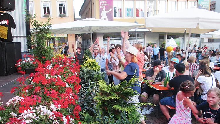 Die Stimmung passte. Schlager und Oldies der Gruppe "Feier Ä Bänd" animierte die Weinfestbesucher zum Tanzen - bis nach Mitternacht.           Winfried Ehling