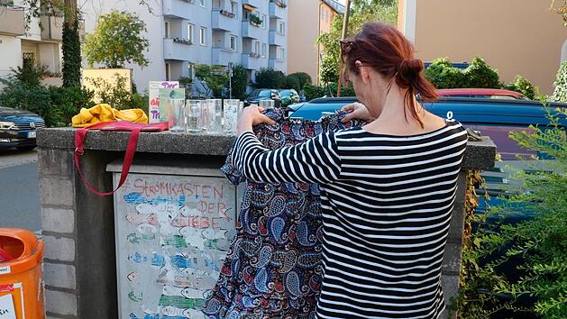 Anouschka Gl&auml;ser informiert im Internet &uuml;ber das wechselnde Angebot auf dem Stromkasten. Foto: Nikolas Pelke