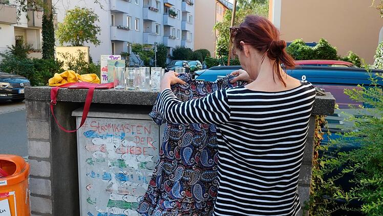 Anouschka Gläser informiert im Internet über das wechselnde Angebot auf dem Stromkasten. Foto: Nikolas Pelke