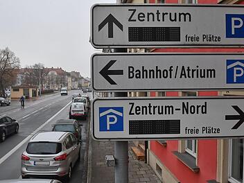 Schwarze Anzeigetafeln: Auch in der Siechenstraße blicken Autofahrer in die Röhre.  Foto: Ronald Rinklef