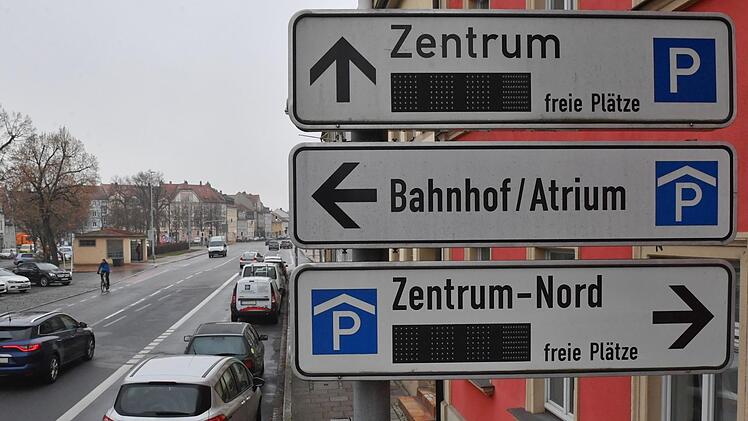 Schwarze Anzeigetafeln: Auch in der Siechenstraße blicken Autofahrer in die Röhre.  Foto: Ronald Rinklef