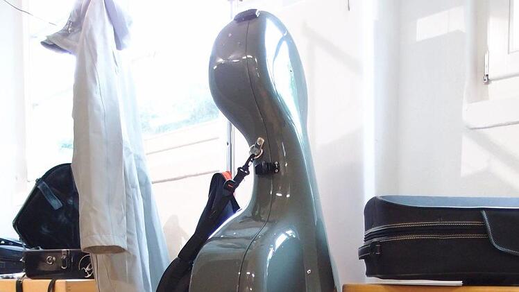 London-Gastspiel des Philharmonischen Orchesters Landestheater Coburg: Celli fliegen mit - nicht im Frachtraum, sondern auf Extrasitzen.Foto: Jochen Berger