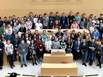 Gruppenfoto am Rednerpult: Die Sch&uuml;ler bei ihrem Besuch im Plenarsaal, dem Herzst&uuml;ck des bayerischen Parlaments Foto: privat