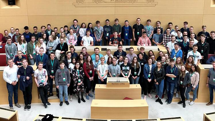 Gruppenfoto am Rednerpult: Die Sch&uuml;ler bei ihrem Besuch im Plenarsaal, dem Herzst&uuml;ck des bayerischen Parlaments Foto: privat