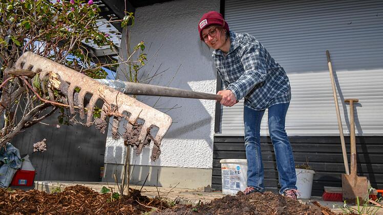 Lena Halbig recht Bienenweide-Samen in die Erde. Sie zieht das Saatgut teils selbst und bietet es in ihrem "Kästla" zum Tausch an.  Foto: Ronald Rinklef