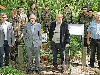 Oberhaids Bürgermeister Carsten Joneitis, die Zeitzeugen Alois und Ludwig Förtsch, Gemeinderat Ernst Ringel und die Reservistenabordnung der RK Oberhaid am Soldatengrab im Wald