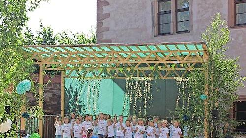 Rund 60 Kinder präsentierten sangen, tanzten und spielten auf der Bühne im Schloss Waizenbach.