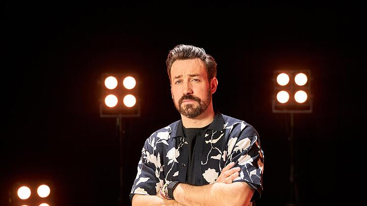 Moderator Jan Knöppen ist neu in der Show. Er verrät: "Ich fühle mich geehrt, mit dem großen Tim Mälzer - König aller Fernsehköche - und dem einzigartigen Knossi - König aller Streamer - in einem Team zu sein."