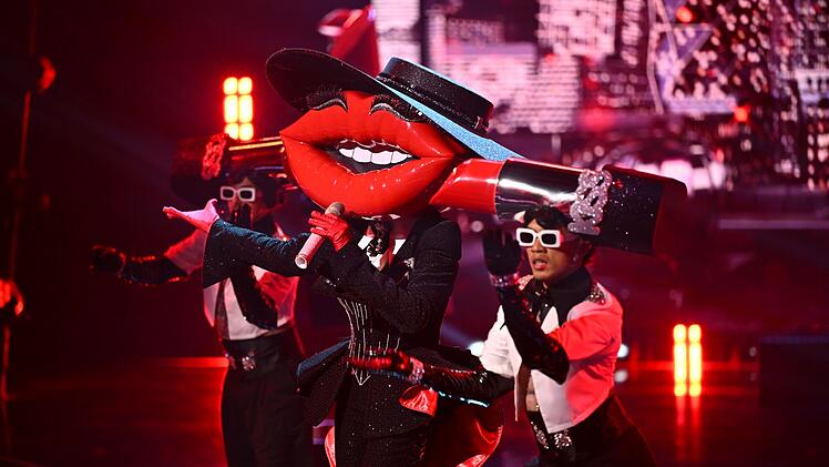 Kiss scheint ein internationaler Star zu sein, denn sie spricht nur Englisch.