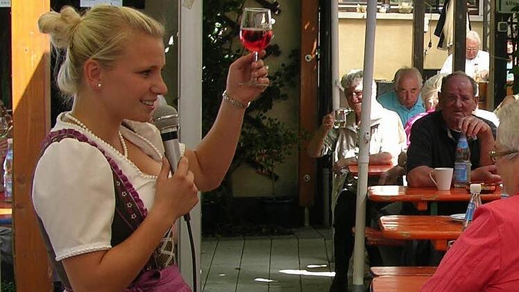 Beim Hofschoppenfest im elterlichen Betrieb stößt Julia Dürr mit den Gästen an.  Foto: Archiv