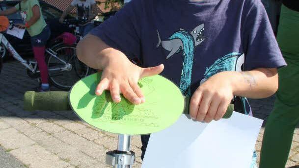 Felix Hahn ließ seinen Tretroller segnen.