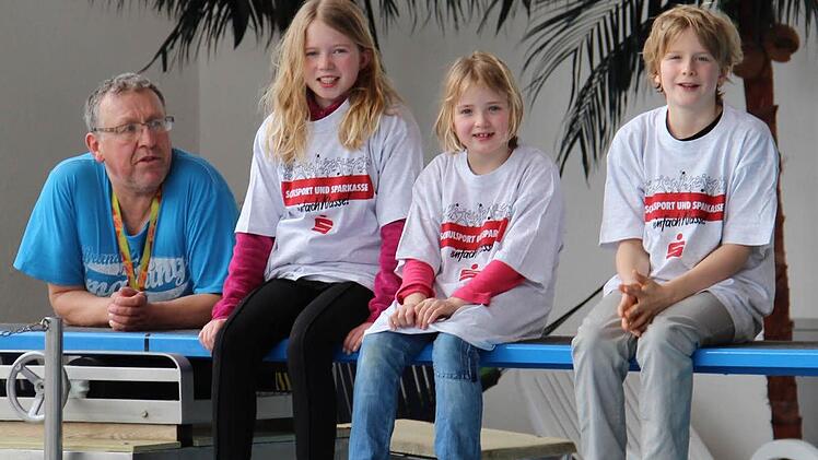 Nils Böhner, Mona Schuberth und Anna Brugger (von rechts) haben erfolgreich am Schülerwettbewerb im Schwimmen teilgenommen. Links Organisator Herbert Hörath vom Arbeitskreis Schulsport. Foto: Katharina Müller-Sanke