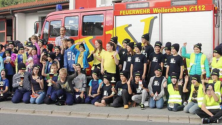 Die Teilnehmer mit der Organisatorin Anna Hack (links) und Kreisbrandrat Oliver Flake (Dritter von rechts)  Foto: Heidi Amon