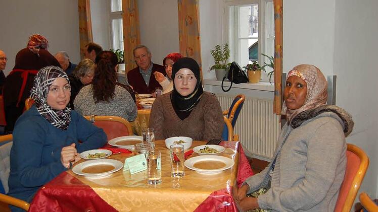 Hafeza Nfees und Entesar Hamdi (von links) sind aus Syrien nach Deutschland geflüchtet. Farhya Mohud-Sodal kommt aus Somalia. Foto: Helke Renner