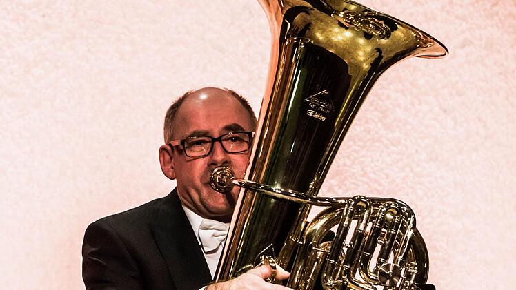 Harmonic Brass begeistert beim Neujahrskonzer im Rathaussaal Rödental: Manfred Häberlein an der Tuba.Foto: Jochen Berger