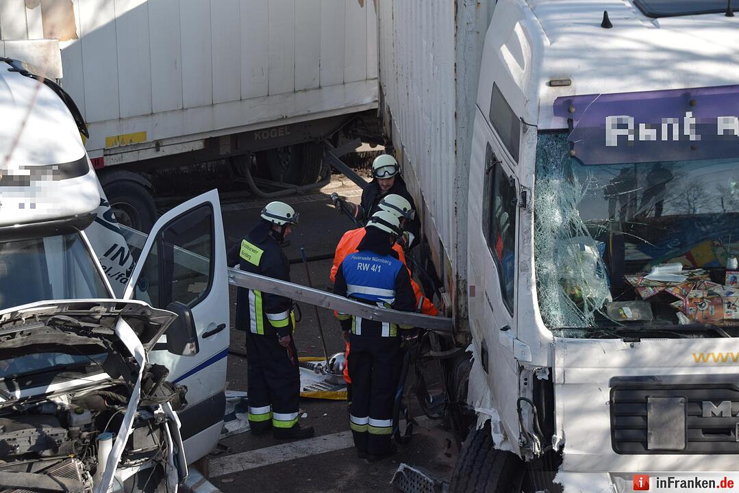 Lkw-Unfall legt Südwesttangente lahm