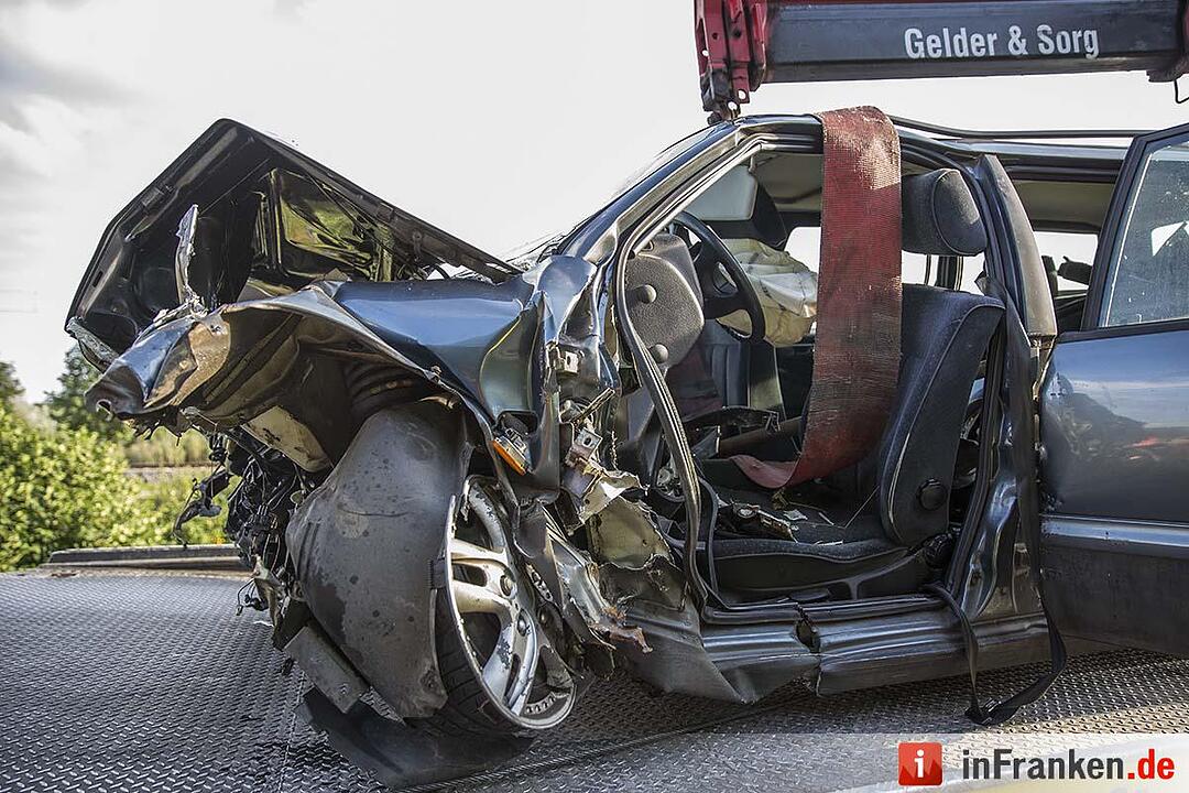 Auto prallt in Ottendorf gegen kleine Brücke