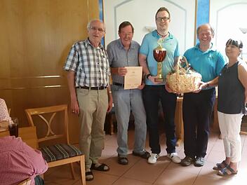 Quizmaster Georg Büttner (von links), Dieter Motsch, Marius Motsch, Klaus Kemmer, und Fredericke Borgward, Vorsitzende der Bayerischen Bäckerfachvereine.  Foto: Doris Bauer