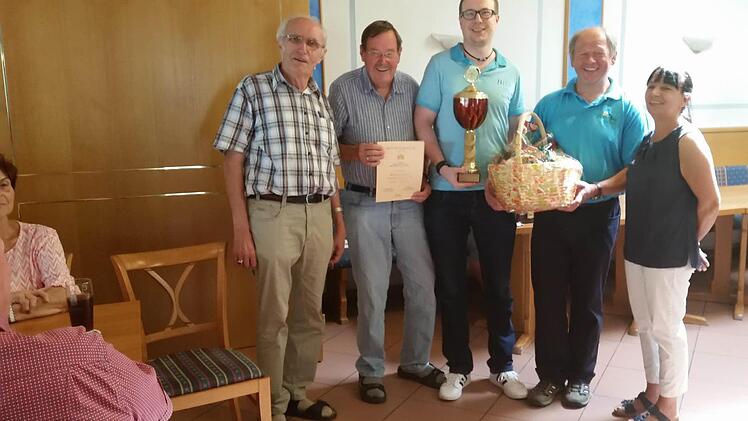 Quizmaster Georg Büttner (von links), Dieter Motsch, Marius Motsch, Klaus Kemmer, und Fredericke Borgward, Vorsitzende der Bayerischen Bäckerfachvereine.  Foto: Doris Bauer