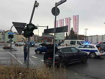 Zwei Fahrzeuge waren an dem Unfall beteiligt - auch die Ampel ist in Mitleidenschaft gezogen. Foto: Alexander Müller