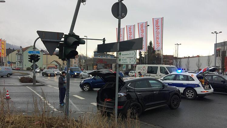Zwei Fahrzeuge waren an dem Unfall beteiligt - auch die Ampel ist in Mitleidenschaft gezogen. Foto: Alexander Müller
