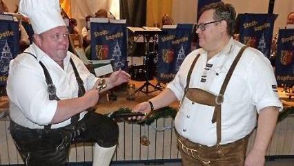 Jürgen Friedrich (links) begeisterte mit seiner Löffelpolka. Rechts hält Valerij Efremov das Mikrofon, damit es ja auch alle gut hören.