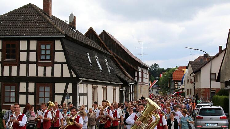 Abwechselnd aus Herrengasse, Kreuzberg und Rosengasse marschierten insgesamt 15 Kapellen und 3 Gesangvereine zum Festplatz, hier die Gleichberg-Musikanten. Foto: Bettina Knauth