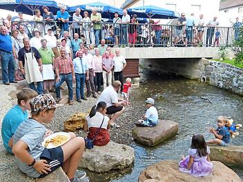 Gleich bei der offiziellen Eröffnung fühlten sich Gäste und Einheimische im Umfeld der neuen Brücke sehr wohl. Foto: Doris Weidner