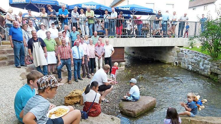 Gleich bei der offiziellen Eröffnung fühlten sich Gäste und Einheimische im Umfeld der neuen Brücke sehr wohl. Foto: Doris Weidner