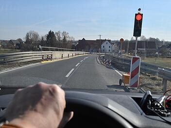 Halt! Nur in jeweils einer Richtung geht es über die Brücken bei Mönchsambach. Foto: Ronald Rinklef