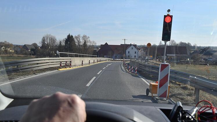 Halt! Nur in jeweils einer Richtung geht es über die Brücken bei Mönchsambach. Foto: Ronald Rinklef