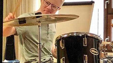 Finn Salkovski am Schlagzeug Foto: privat