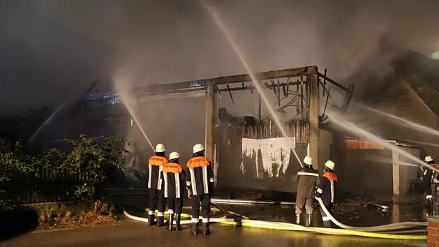 Mit einem Gro&szlig;aufgebot an Rettungskr&auml;ften k&auml;mpfte die Feuerwehr in Elpersdorf bei Windsbach gegen die Flammen. Foto:: NEWS5 / Fechner