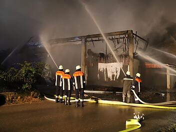 Mit einem Großaufgebot an Rettungskräften kämpfte die Feuerwehr in Elpersdorf bei Windsbach gegen die Flammen. Foto:: NEWS5 / Fechner