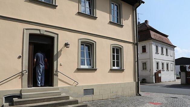 In diesem gemeindeeigenen Haus an der Hauptstra&szlig;e, der fr&uuml;heren Post, soll in K&uuml;rze ein Laden er&ouml;ffnen. Foto: Barbara Herbst
