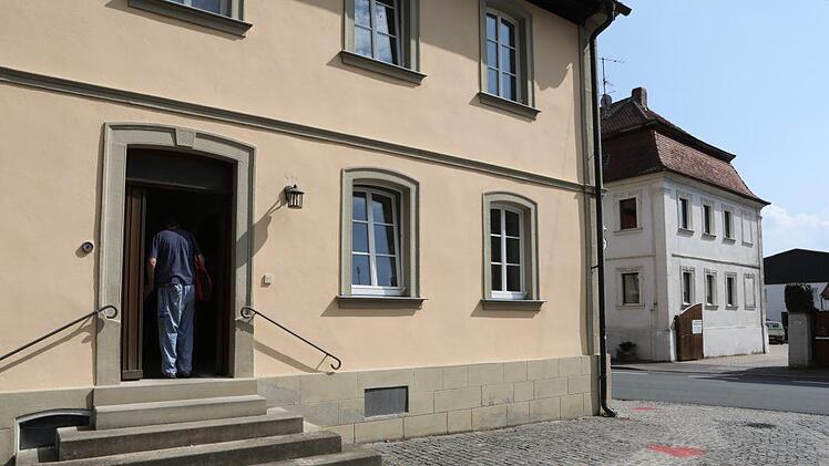 In diesem gemeindeeigenen Haus an der Hauptstraße, der früheren Post, soll in Kürze ein Laden eröffnen. Foto: Barbara Herbst