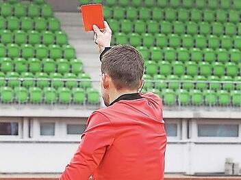 Die Rote Karte wurde seltener gezückt: Das gilt zumindest für die Bezirksliga Ost und West. Die erfreulichen Zahlen wurden auf der Arbeitstagung in Kronach vorgelegt.  Foto: sportpress