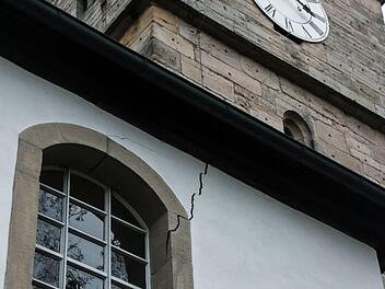 Unübersehbare Risse gibt es in der historischen Ahorner Kirche - innen und außen. Mit sogenannten Riss-Monitoren werden Veränderungen dokumentiert.Foto: Jochen Berger