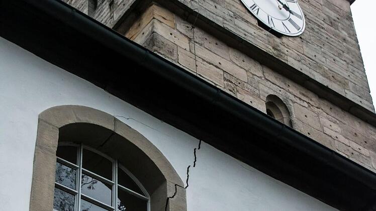 Unübersehbare Risse gibt es in der historischen Ahorner Kirche - innen und außen. Mit sogenannten Riss-Monitoren werden Veränderungen dokumentiert.Foto: Jochen Berger
