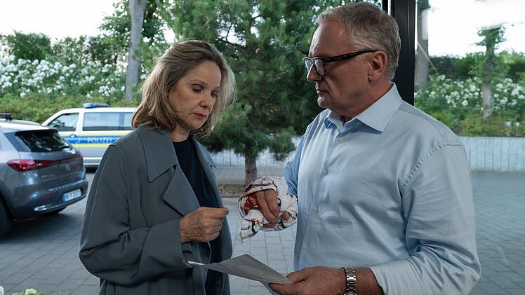 Britta Everslage (Ann-Kathrin Kramer) ist nicht nur die zust&auml;ndige Staatsanw&auml;ltin im ersten Fall der Geschwister Sch&auml;fer, sondern als enge Freundin ihrer verstorbenen Mutter eine Art m&uuml;tterliche Freundin f&uuml;r sie. Bei der Wahl zum B&uuml;rgermeisteramt konkurriert Everslage mit dem skrupellosen Unternehmer Torsten Brok&auml;mper (Bernhard Schir).