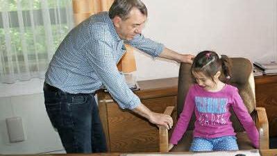 Immer eine offene Tür: Die letzte halbe Stunde im Amt des Bürgermeisters widmete Oskar Ebert der sechsjährigen Anna, die ihn im Rathaus besuchte. Der Stuhl wackelt nach 24 Jahren ganz schön, demonstrierte Ebert -und Anna hatte ihre Freude.  Fotos: Sabine Weinbeer